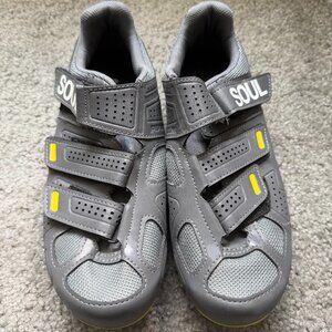 SoulCycle Pearl iZUMi Gray Cycling Shoes with Soul Cycle clips